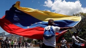 Venezuelanos protestam por serviços públicos e escassez de combustível - © CARLOS GARCIA RAWLINS