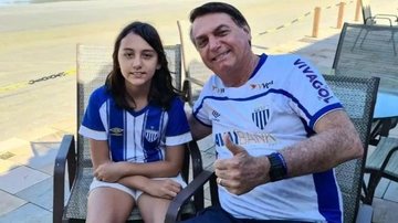 Imagem Bolsonaro curte praia ao lado de filha