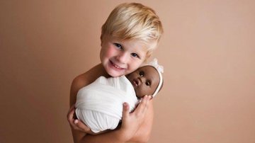 Menino Jynsen brinca com sua boneca negra. - Imagem: Ashley Mae Photography