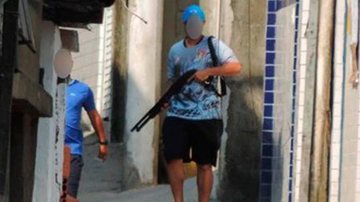 Imagem Traficantes com armas no Morro do Tetéu