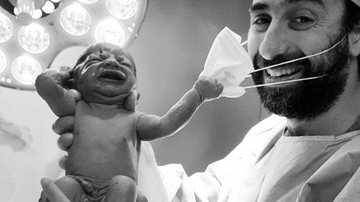 Momento em que o recém-nascido puxa a máscara do médico - Reprodução/Instagram