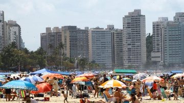 Imagem Banhistas sem máscaras são flagrados no Guarujá