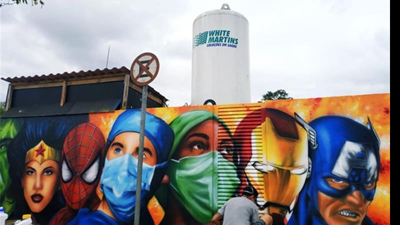 Painel com arte em homenagem aos profissionais da saúde - Reprodução/ Willis Graffiti