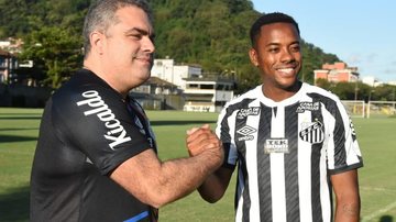 Presidente do Santos apertando a mão de Robinho no CT Rei Pelé - Foto/Divulgação