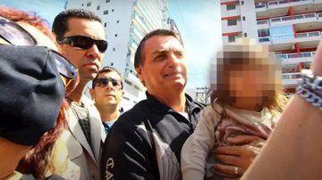 Imagem Bolsonaro cumprimenta apoiadores em passeio na Baixada Santista