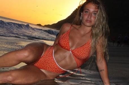 Bruna Griphao exibe corpo todo bronzeado na praia e faz temperatura subir