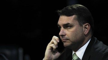 Imagem Globo divulga mensagens de ex-assessora de Flávio Bolsonaro