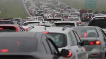 Imagem Mais de 155 mil veículos já chegaram no litoral paulista neste feriado de Finados
