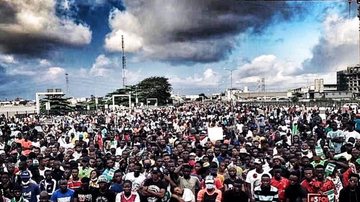 Manifestantes em Lagos, capital nigeriana, nesta terça-feira, 20. "Morreremos aqui." - Reprodução web