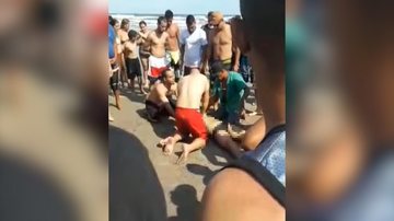 Banhistas tentam reanimar homem que se afogou na praia da Enseada, em Beritioga. - Imagem: Reprodução / aconteceu em Bertioga