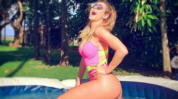 Lívia Andrade curte dia de sol na piscina usando maiô diferenciado: “UAU”