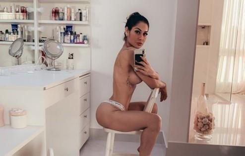 Mayra Cardi reflete sobre o próprio corpo com foto nua: “Hipnotizante”