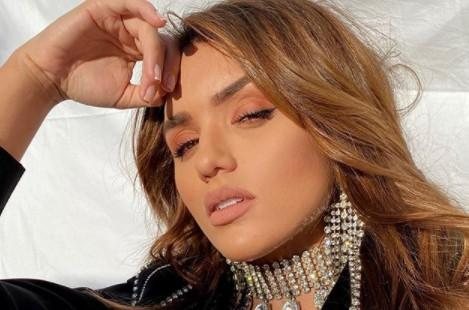 Rafa Kalimann rouba a cena na internet ao posar com modelito sensual