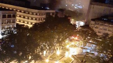 Imagem Incêndio destrói loja de sapatos no Centro de Santos