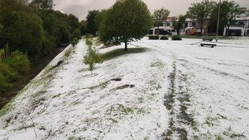 Ruas de Curitiba cobertas de granizo após temporal - Reprodução/Internet