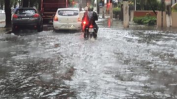 Chuva causa alagamentos na Baixada Santista - Reprodução/Viver em Santos