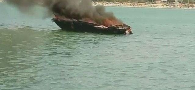 Imagem Lancha fica completamente destruída após pegar fogo