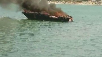 Imagem Lancha fica completamente destruída após pegar fogo