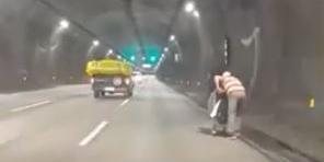 Imagem Homem desce Imigrantes com carrinho de supermercado