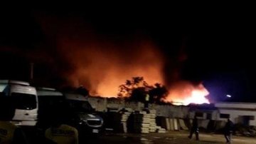Imagem Incêndio atinge pátio de veículos em Praia Grande