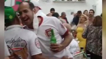 Imagem Prefeito de Santos é flagrado sem máscara em roda de samba