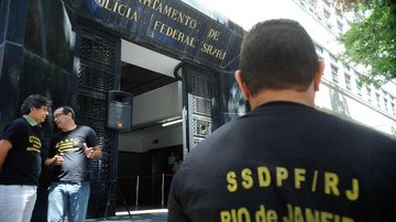 PF faz operação contra grupo que vendia notas falsas em redes sociais - © Tânia Rêgo/Agência Brasil