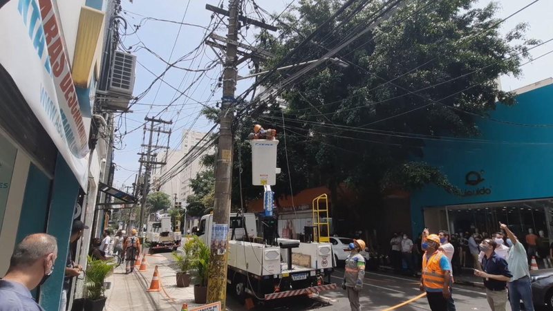 Procon-SP fiscaliza o corte de fios clandestinos na região dos Jardins - Divulgação