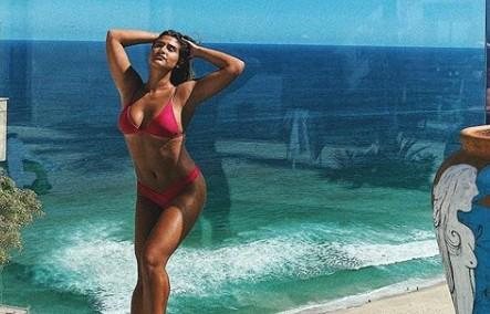 Giulia Costa ostenta curvas acentuadas em clique na praia: “Que corpão!”