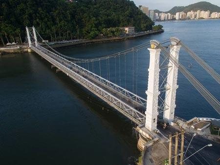 Ponte será interditada para carros nos dois sentidos São Vicente x Praia Grande: tráfego na Ponte Pênsil será interditado a partir de terça (1º) Ponte em meio à natureza - Imagem: Divulgação