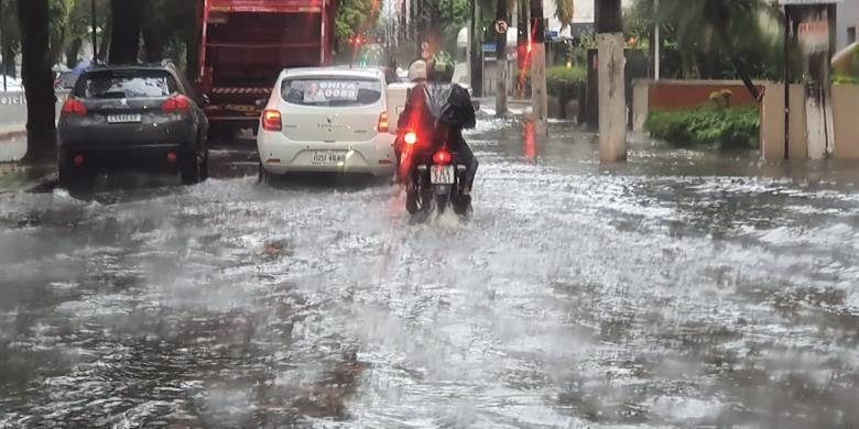 Imagem Chuva causa alagamentos na Baixada Santista