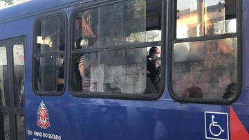 Imagem Motorista de ônibus persegue assaltante e a captura com ajuda de moradores