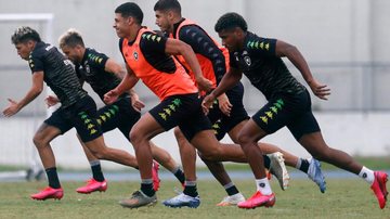 Gatito aparece treinando em campo durante atividade do Botafogo - Vitor Silva / Botafogo