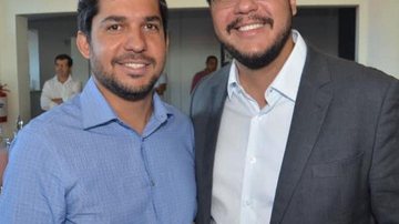 Tato Aguilar, vereador mais votado em Caraguatatuba, à esquerda, ao lado do prefeito reeleito Aguilar Júnior Caraguatatuba: confira os vereadores eleitos - Divulgação