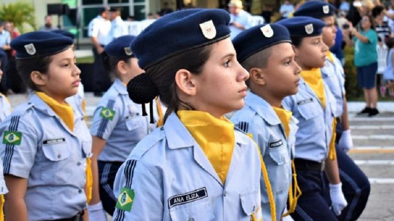 Implantação de escola cívico-militar é aprovada por moradores de São Vicente Crianças com uniforme militar - Divulgação/Secretaria de Segurança Pública e Defesa Social