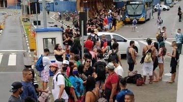 Em 3h, mais de 1800 pessoas aguardaram aglomeradas pelo embarque na balsa em Ilhabela, neste domingo, 13. - Reprodução / web