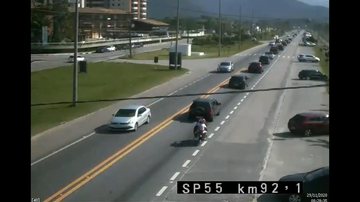 Rodovia Rio Santos, Km 92. Tráfego intenso sentido Ubatuba - Imagem: DER-SP