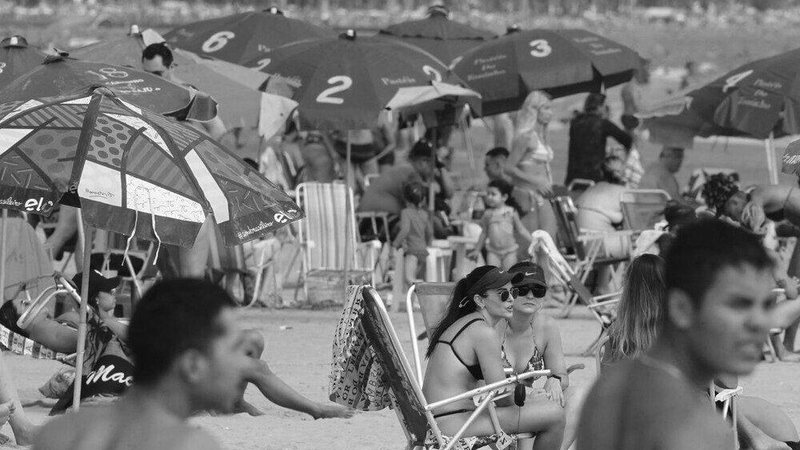 Banhistas sem máscara na Praia de Santos em 29/11, fim de semana em que 214 mil veículos se dirigiram ao litoral - Foto: Matheus Tagé / A Tribuna