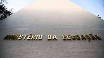 Imagem MEC revoga a volta às aulas em 2021
