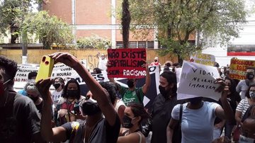 Grupo protesta contra a violência racial em frente ao Carrefour de Santos - Imagem: Tiago Pereira / Unificação das Quebras / Acervo