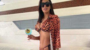 Ivy Moraes posa na beira da piscina e exibe curvas acentuadas