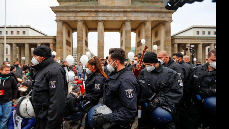 Alemanha deve discutir amanhã lockdown rígido contra covid-19 - © Reuters/Fabrizio Bensch/Direitos Reservados