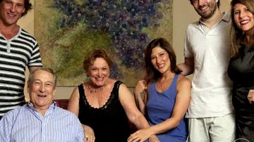 Nicette ao lado de Paulo Goulart e dos filhos - Foto: TV Globo