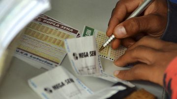 Mega-Sena sorteia nesta quarta-feira prêmio estimado em R$ 3 milhões - © Wilson Dias/Agência Brasil