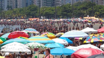 Grande volume de pessoas em praia de Santos, neste domingo, 20, apesar da pandemia e das restrições da fase amarela. - Foto: Matheus Tagé / Jornal A Tribuna