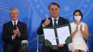 Bolsonaro assina medida com R$ 20 bilhões para compra de vacinas - Fábio Rodrigues Pozzebom/Agência Brasil