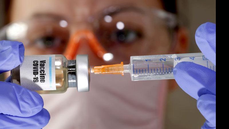 Covid-19: Reino Unido começa a vacinar população na próxima semana - © REUTERS/Dado Ruvic/Direitos Reservados