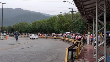 Centenas de turistas na travessia São Sebastião-Ilhabela na manhã deste domingo, 13 - Divulgação
