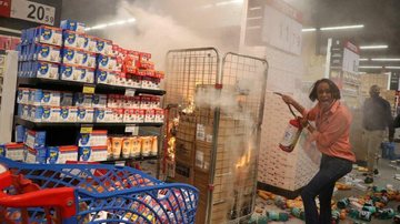 Imagem Vândalos destroem loja do Carrefour em São Paulo