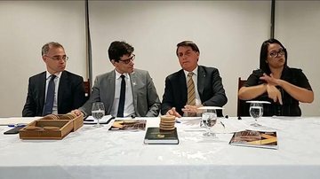 Imagem Bolsonaro pede que países ajudem a combater comércio ilegal de madeira