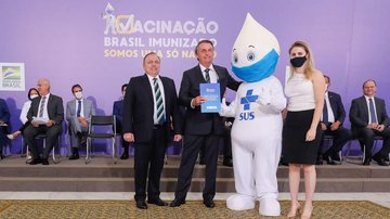 Dois dias após a publicação das duras críticas pelo New York Times, Bolsonaro lançou o plano nacional de vacinação que padece dos mesmo problemas apontados pelo jornal e foi criticado por especialistas. Mandeta, ex ministro da saúde, disse que o plano é de - Foto: Reprodução / TV Brasil